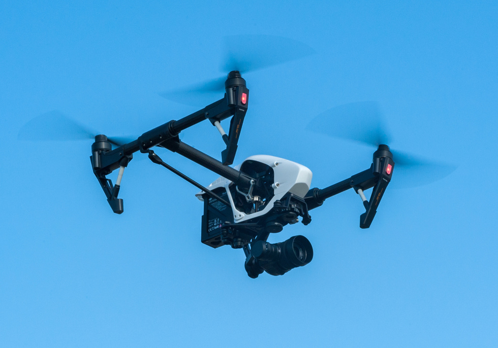 飛んでいるドローン