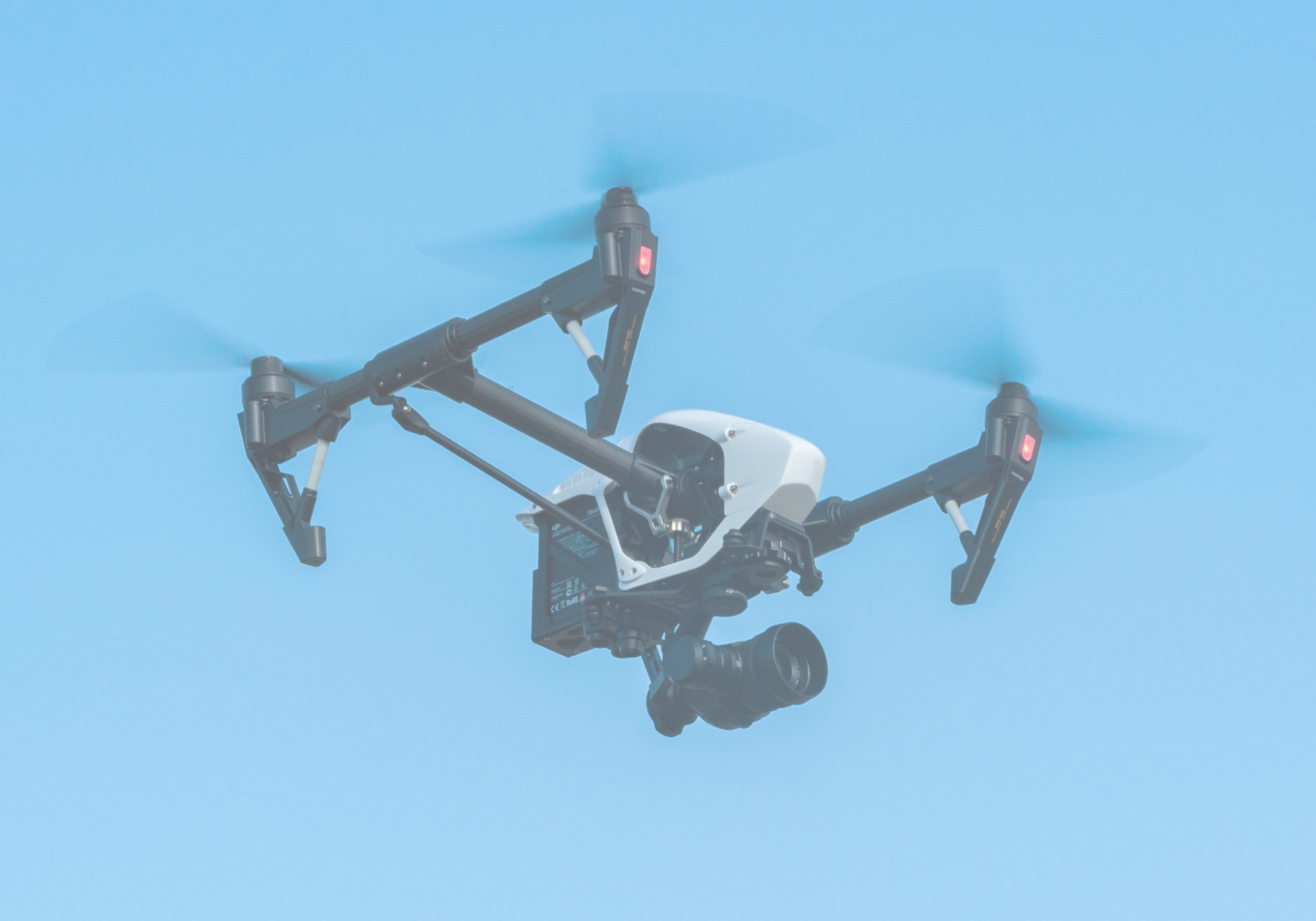 飛んでいるドローン